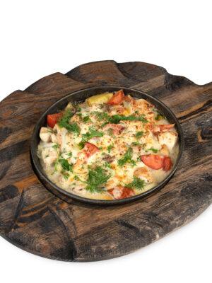 Горячая сковородка с курицей и овощами в сливочном соусе